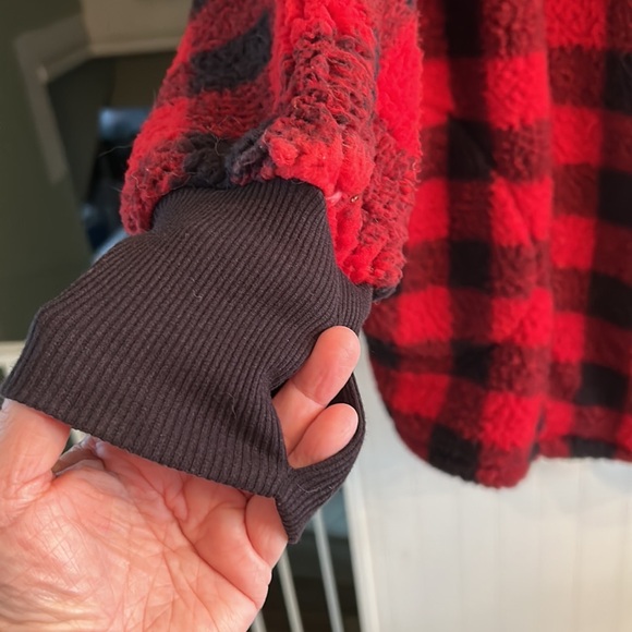 Ladies”kookaburra” size M/L very generous two pockets sleeves have thumb holes. - Picture 5 of 11